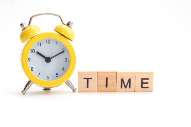 Sarı alarm saati. Tahta küplerden gelen çan ve zaman metni..