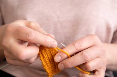 Kadın eli örgü örer. El yapımı yaratıcı çalışma konsepti.