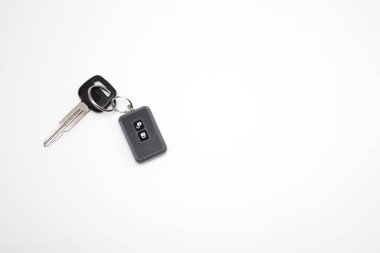 Uzaktan kumandalı araba anahtarları beyaza izole edildi.