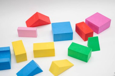 Çok renkli oyuncak küpleri. Çocuklar için yapı taşları.
