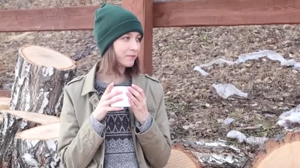 Jovem mulher bebendo café e descansando durante a caminhada. — Vídeo de Stock