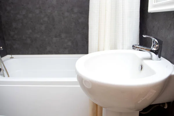 现代浴室内部的浴室水池和水龙头 洗脸盆和浴缸 — 图库照片