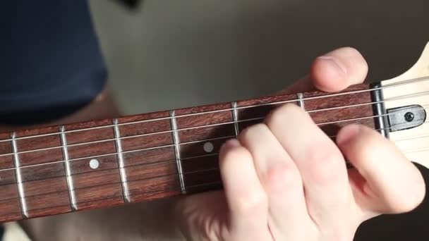 Mans main faisant des accords sur Fretboard. Gros plan sur le jeu de guitare. — Video