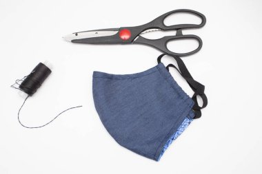 Yüz maskesi yapma işlemi. Dikiş takımı. DIY maskesi için boş. PPE ev yapımı.