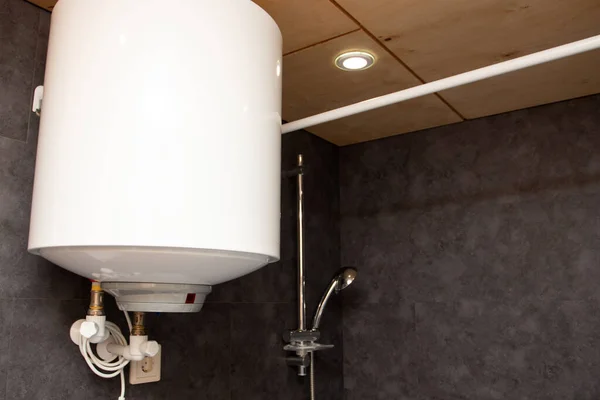 现代浴室里的电炉 白色热水器淋浴房墙上的热水锅炉水箱 — 图库照片