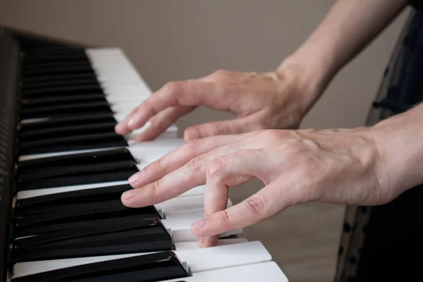Zbliżenie Ręki Kobiety Pianinie Cyfrowym Klawiatury — Zdjęcie stockowe