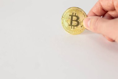 Eldeki altın bitcoin beyaz arkaplanda izole edilmiş.