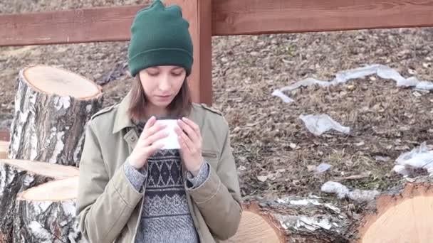 Mujer joven tomando café y descansando durante la caminata. Turista mujer en un viaje de senderismo en la naturaleza, descansando en la parada — Vídeos de Stock