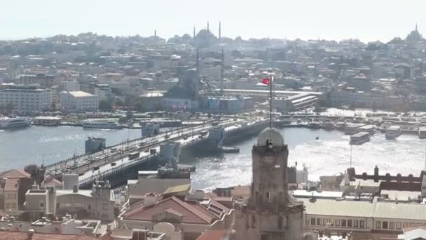 Повітряний вид на Босфор, взятий з вежі Галата. Панорама міста з хмарочосами і затокою з кораблями.. — стокове відео