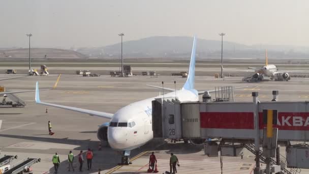 Pobeda Airlines Flugzeug am internationalen Terminal Sabiha Gokcen Flughafen: Istanbul Türkei: 10 18 2020 — Stockvideo