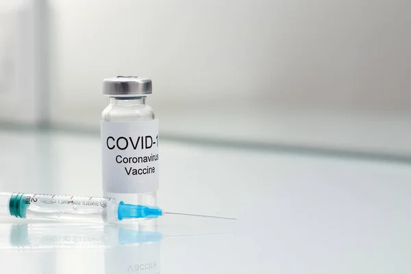 Трубка Vial Коронавирусной Вакциной Вируса Covid 2019 Года Шприц Стеклянном — стоковое фото