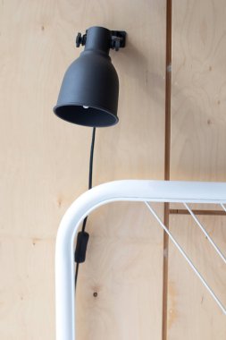 Yatağın üstündeki lamba. Okumak için başucu lambası. Abajur.