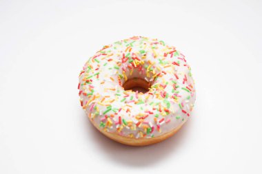 Beyaz arka planda renkli serpiştirilmiş donut