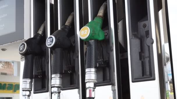 Benzinestation. Benzinepomp dicht. Verschillende benzinepistolen bij een benzinestation. — Stockvideo