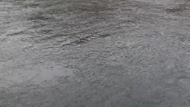 El agua fluye en el río. Olas de agua del río de montaña. Cámara de drones. Vista aérea. Vista hacia abajo desde el agua. — Vídeo de stock