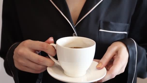 Junge Frau mit einer Tasse Kaffee in der Hand — Stockvideo