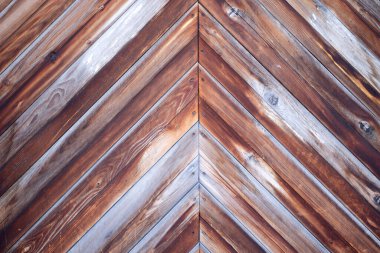 Ahşap bir evin ön cephesi. Klasik kahverengi ahşap doku örneği. Kusursuz duvar dokusu