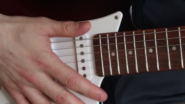 Homem a tocar guitarra eléctrica. Close up de mãos masculinas tocando guitarra elétrica — Vídeo de Stock