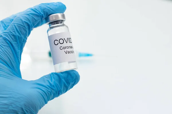 Доктор Тримає Трубку Вакциною Від Coronavirus Вірусу 2019 Ncov Роман — стокове фото