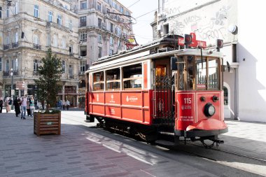 İstanbul, Türkiye 'nin popüler ünlü caddesinde Retro kırmızı tramvay.