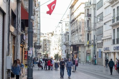 Türkiye 'de salgın sırasında Istiklal Caddesi boyunca sağlık maskesi takanlar yürüyor.