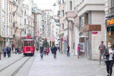 İstanbul 'daki Istiklal caddesinde salgın sırasında Türkiye' de tramvay