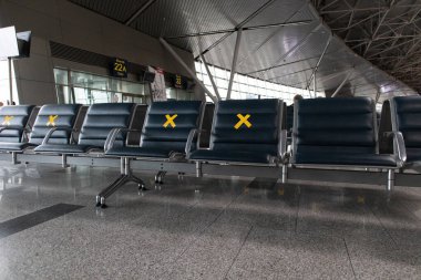 Uluslararası bir havaalanı salonunda COVID-19 salgını sırasında boş koltuklar. Vnukoko, Moskow: Rusya - 04.30.2021.