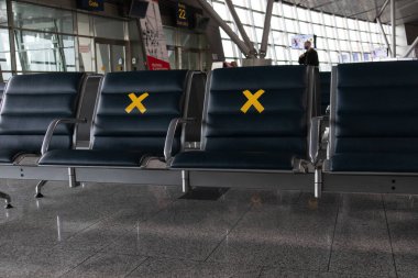 Üzerinde tabela olan boş havaalanı koltukları yasaktır. Uluslararası bir havaalanı salonunda COVID-19 salgını sırasında boş koltuklar. Vnukoko, Moskow: Rusya - 04.30.2021.