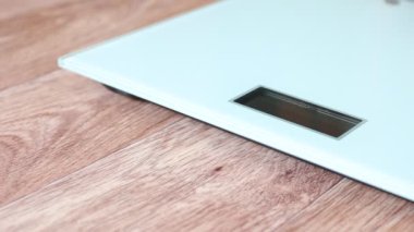 Yaklaş, adam zemin tartması yapıyor.