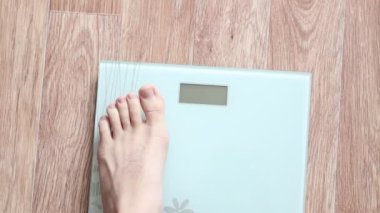 Ağırlık ölçeğinde duran adam. Bakış açısı. Üst görünüm