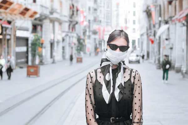 Attraktiv Ung Kvinna Med Medicinsk Mask Står Istiklal Street Turkiet — Stockfoto