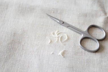 Tırnak makası ve kesilmiş insan tırnakları..