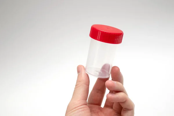 Doutor Segurando Copo Amostra Vazio Recipiente Plástico Para Testes Médicos — Fotografia de Stock