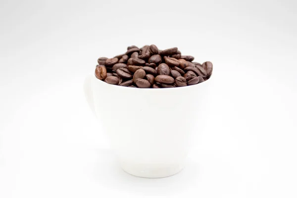 Grãos Café Torrados Copo Branco Fundo Branco — Fotografia de Stock