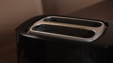 Ekmek kızartma makinesine bir dilim ekmek koyuyorum.