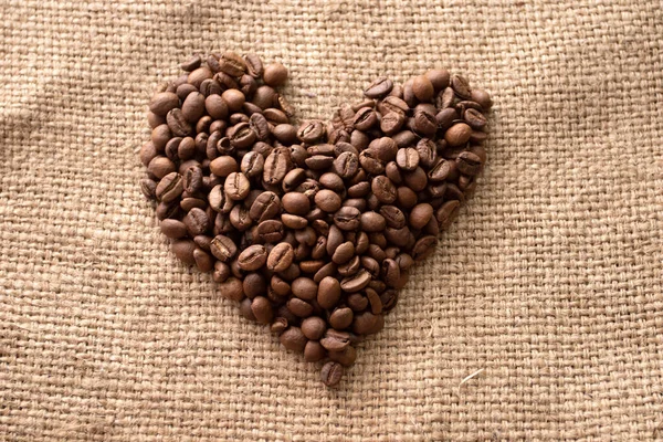 コーヒー豆から作られたハート ハート型のコーヒー豆 — ストック写真