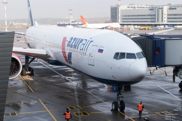 Rusya 'dan Türkiye' deki havaalanından kalkan uçak. Uluslararası Sabiha Gökçen havaalanındaki Pobeda Airlines uçağı: İstanbul, Türkiye: 04.25.2021