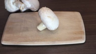 Tahta kesme tahtasında şampiyonları kesen adam.