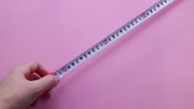 Erkekler bant ölçümünü elle kapatıyor