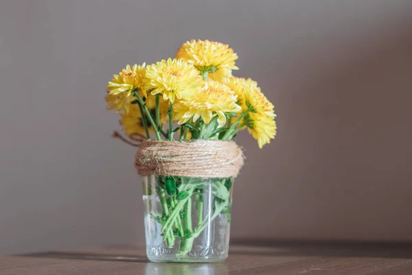 Kukkia Lasipurkissa Pöydällä Kukkakimppu Keltaisia Krysanteemeja Keltaiset Voikukat — kuvapankkivalokuva