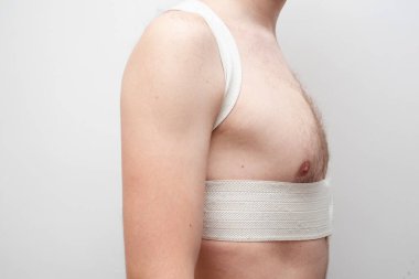 Omurga için düzeltmedeki adam. Omurgayı destekleyen ortopedik korseli bir adam. Skolyoz korsesi.