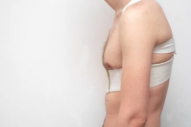 Omurgası kıvrımlı, korseli bir adam..