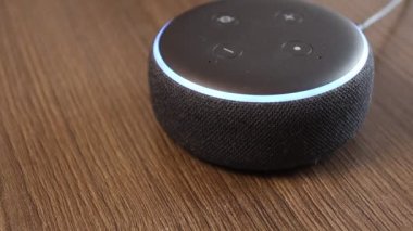 Amazon Yankı Noktası açılıyor. Akıllı Ev Sesi Asistanı. New York, ABD: 05.05.2021.