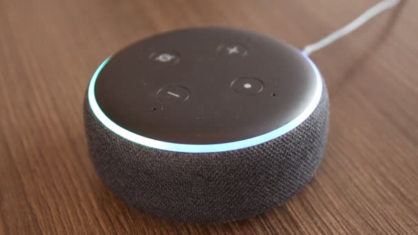 Amazon Echo Dot Ligando. Assistente de voz em casa inteligente. Nova Iorque, EUA: 05.05.2021. — Vídeo de Stock