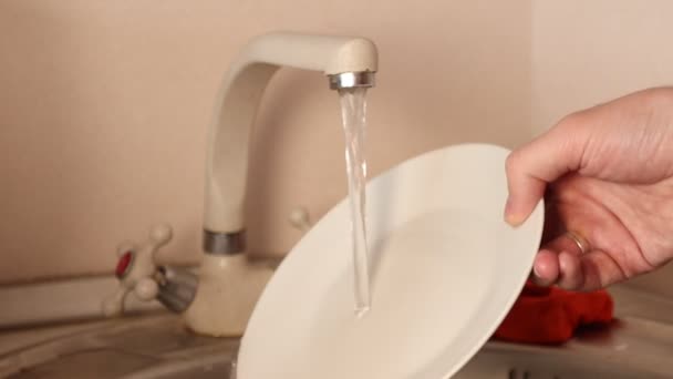 Mężczyzna myjący talerz w zlewie — Wideo stockowe