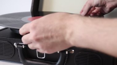 Eller pikapta plak rekorunu kırıyor. Oyuncuyu çalıştırmak ve vinil plak çalmak.