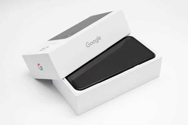Google Pixel 4A beyaz arka planda kutusu olan akıllı telefon: New York, New York. ABD 05.15.2021