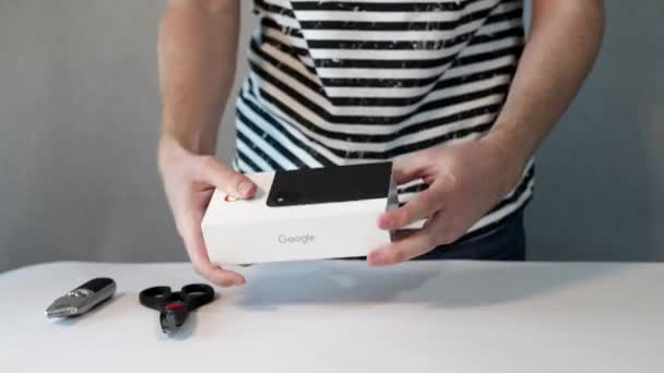 De man uitpakken boeg pakket met nieuwe smartphone Google Pixel 4A: New York, New York. Verenigde Staten 05.15.2021. — Stockvideo