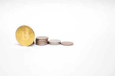 Bitcoin altın sikke ve büyüyen grafikler. Borsa. Finansal yatırım kavramı.