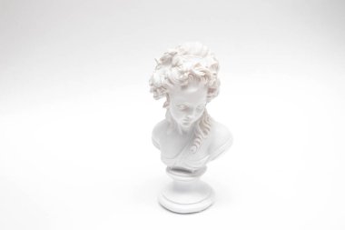 Dekoratif alçı heykel beyaz arka planda bir kadın kafası.